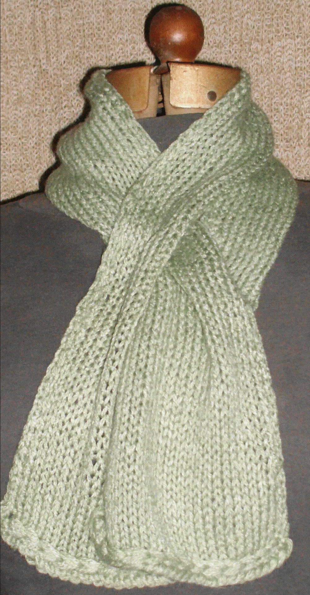 How to Loom Knit a Scarf - Crossed Stockinette Stitch (DIY